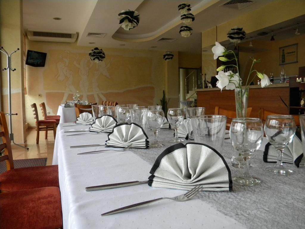 Adamo Hotel Varna Exterior photo