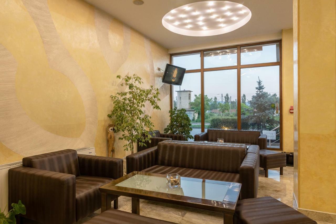 Adamo Hotel Varna Exterior photo