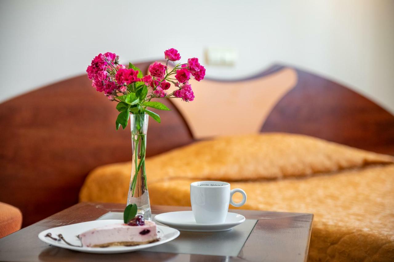 Adamo Hotel Varna Exterior photo