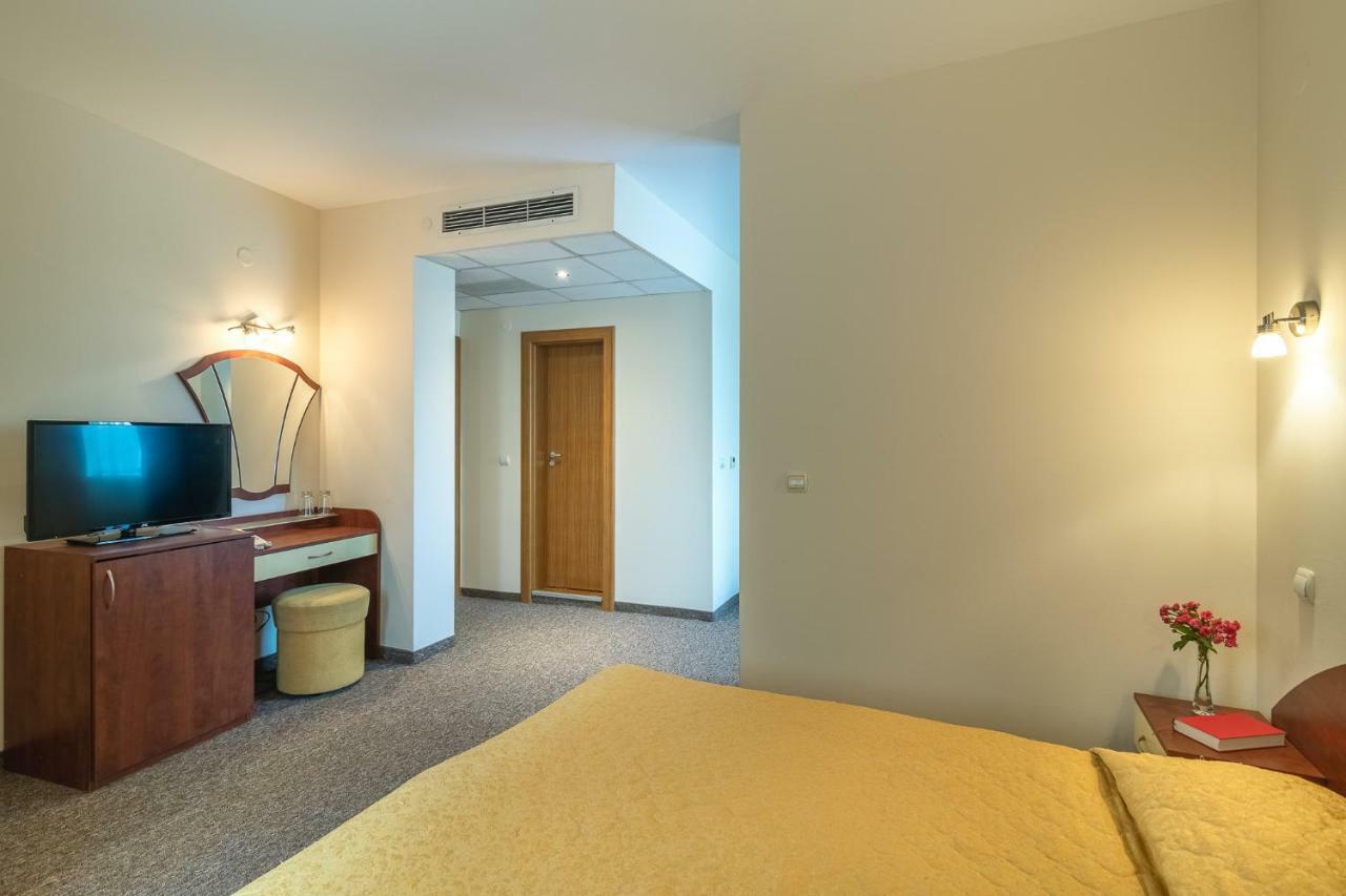 Adamo Hotel Varna Exterior photo