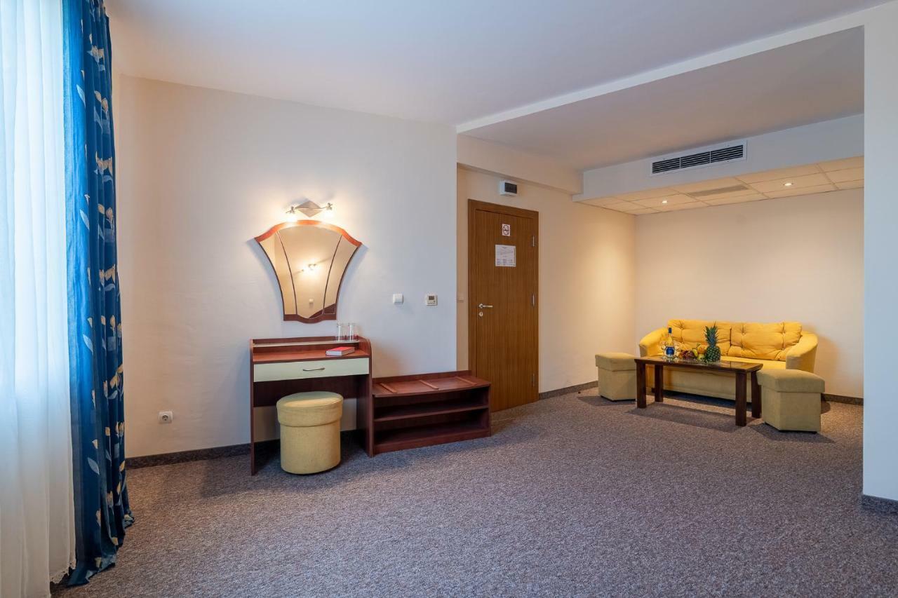 Adamo Hotel Varna Exterior photo