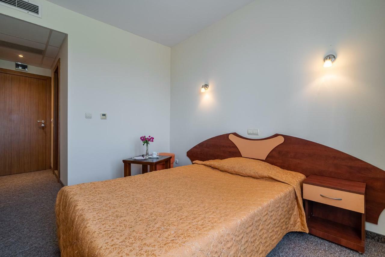 Adamo Hotel Varna Exterior photo