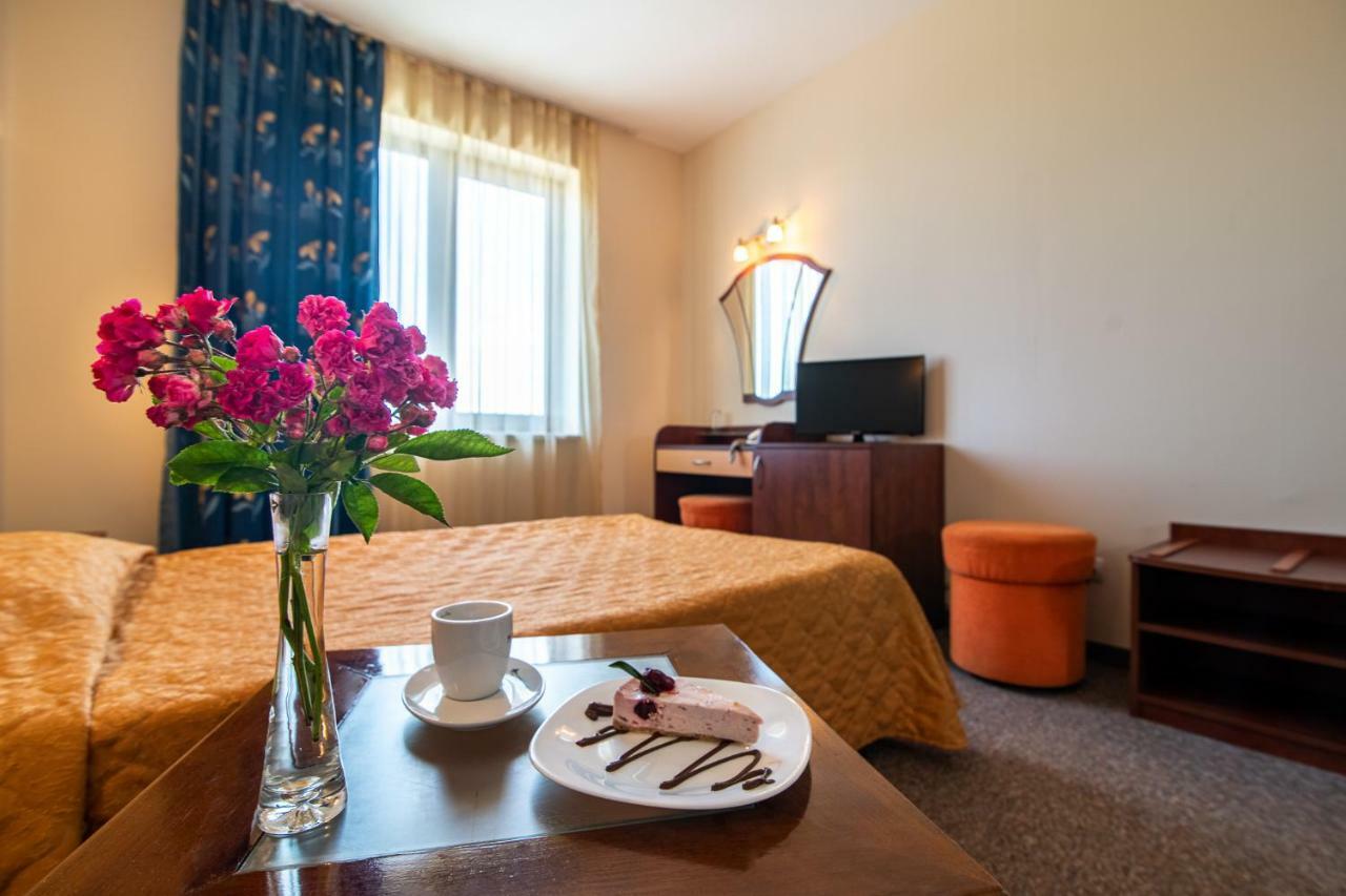 Adamo Hotel Varna Exterior photo