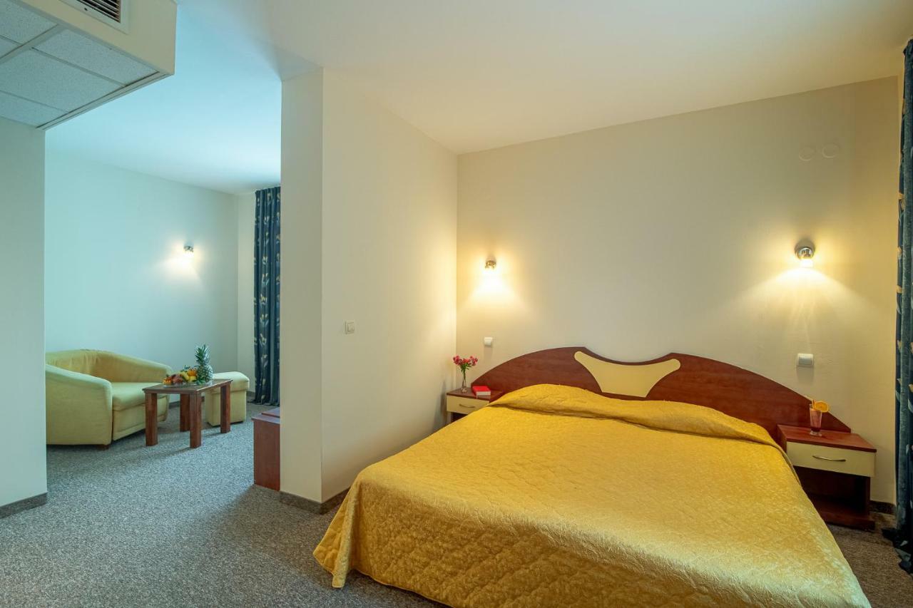 Adamo Hotel Varna Exterior photo