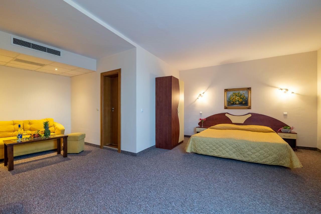Adamo Hotel Varna Exterior photo